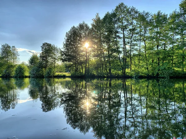 Uma Vista Hipnotizante Lago Cristalmente Claro Contra Céu Nublado Verão — Fotografia de Stock
