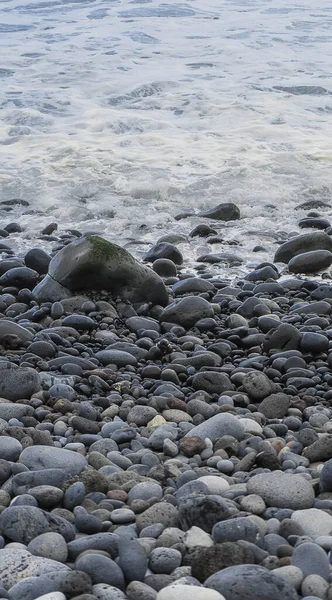 波状の海岸の垂直ショット小石 — ストック写真