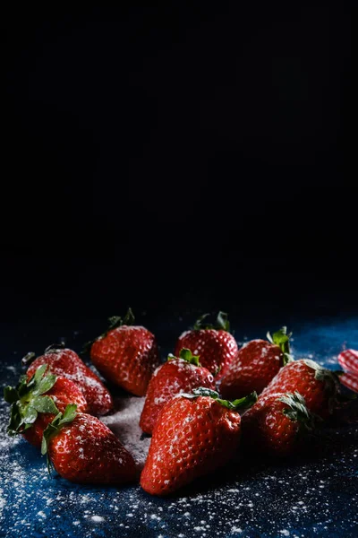 Ein Vertikaler Schuss Köstlicher Erdbeeren Mit Zucker Und Pulver — Stockfoto