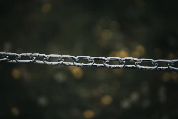 Primer Plano Una Cadena Metálica Sobre Fondo Borroso —  Fotos de Stock