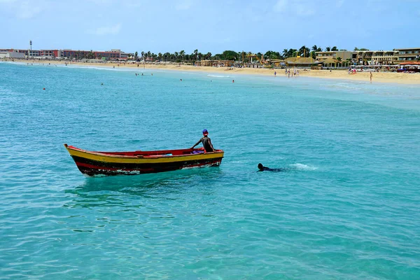 Santa Maria Cabo Verde Dec 2016 Boat Sea Carrying Man — 图库照片