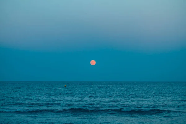 Malowniczy Widok Częściowo Wzburzone Morze Pięknym Słońcem Zachodzie Słońca — Zdjęcie stockowe