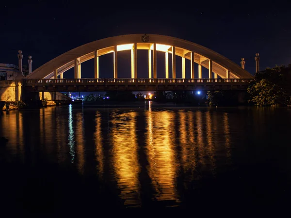 Piękne Ujęcie Mostu San Luis Nocy Odbiciami Świateł Ulicznych Rzece — Zdjęcie stockowe
