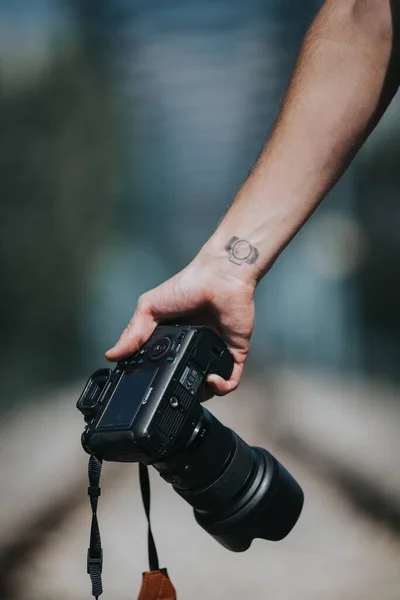 Brcko Bosnia Herzegovina Apr 2021 Молодий Чоловік Татуюванням Камерою Canon — стокове фото