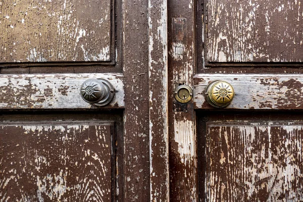 Una Vecchia Porta Intemperie Con Argento Oro Nodo — Foto Stock