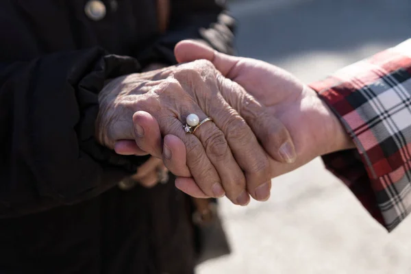 Una Mujer Sosteniendo Mano Una Anciana Que Lleva Anillo Concepto — Foto de Stock