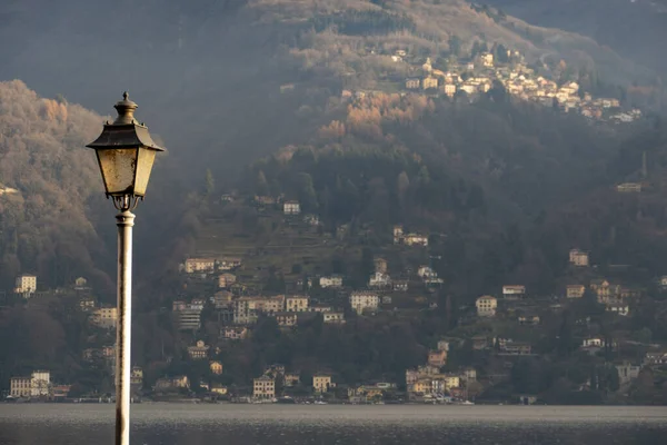 Egy Régi Utcai Lámpa Épületekkel Háttér Közelében Lake Como Lombardia — Stock Fotó
