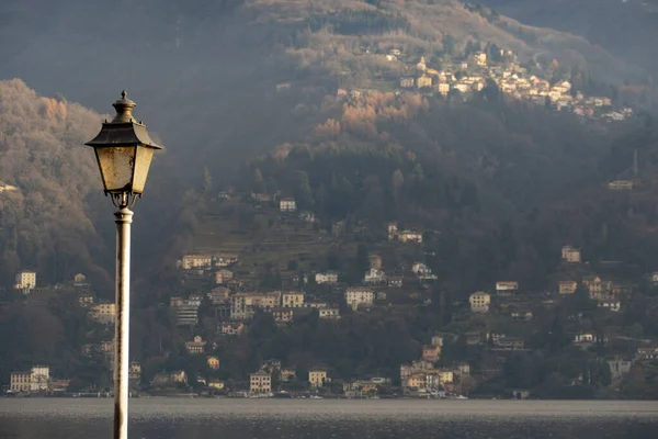 Una Vieja Lámpara Calle Con Fondo Edificios Cerca Del Lago — Foto de Stock