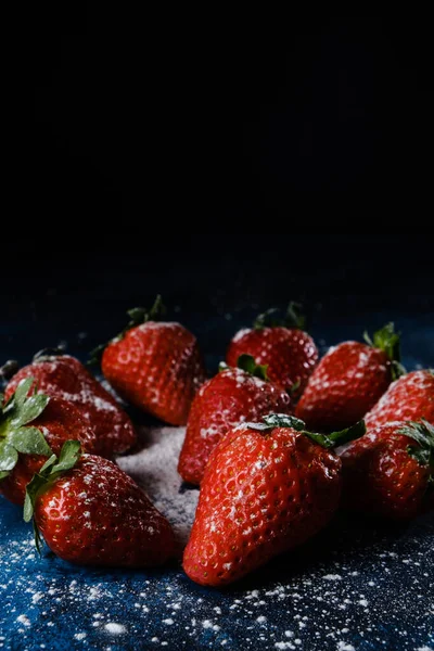 Disparo Vertical Deliciosas Fresas Con Azúcar Polvo — Foto de Stock