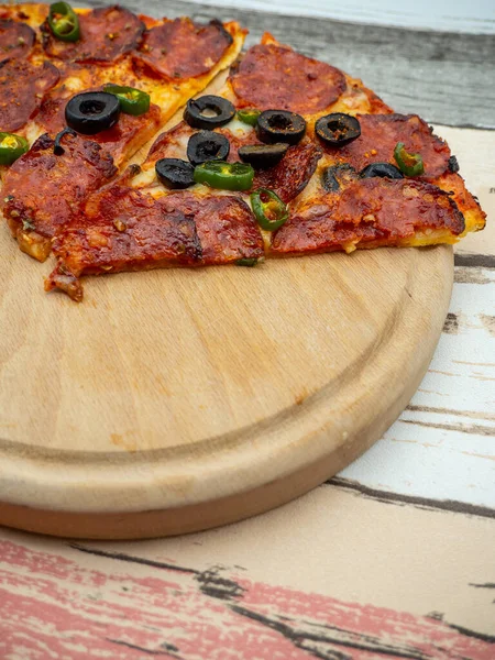 Close Apetitosos Pedaços Pizza Pepperoni Com Pimentas Azeitonas — Fotografia de Stock