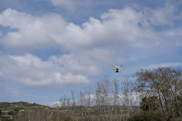 Bezpilotní Letoun Přeletující Nad Některými Stromy Během Letového Výcviku Letecké — Stock fotografie