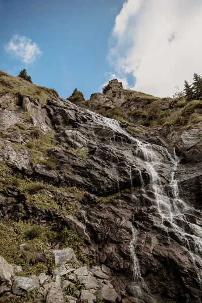 Ein Natürlicher Blick Auf Einen Wasserfall Auf Einem Felsigen Berg — Stockfoto