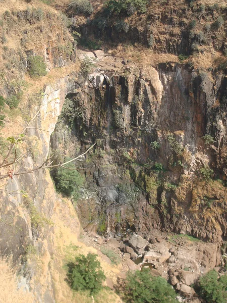 Colpo Verticale Una Piccola Cascata Alta Quota Montagna Rocciosa — Foto Stock