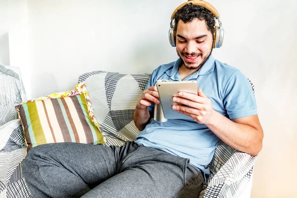 Primer Plano Joven Judío Escuchando Música Con Una Tableta Sus —  Fotos de Stock
