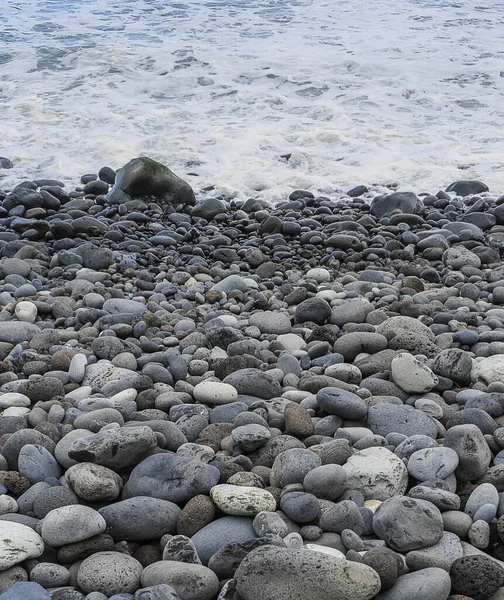 波状の海岸の垂直ショット小石 — ストック写真