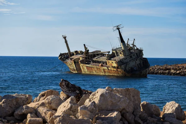 Velho Navio Grungy Resistido Mar — Fotografia de Stock
