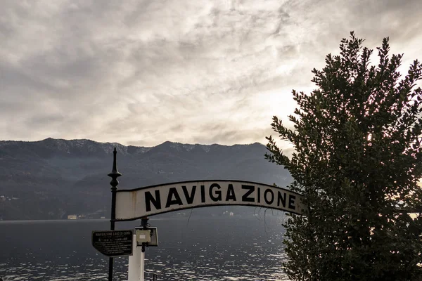 Μια Πινακίδα Navigazione Δίπλα Ένα Δέντρο Κάτω Από Ένα Συννεφιασμένο — Φωτογραφία Αρχείου