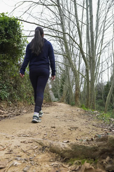 Een Onherkenbare Sportieve Vrouw Die Langs Een Smal Voetpad Loopt — Stockfoto