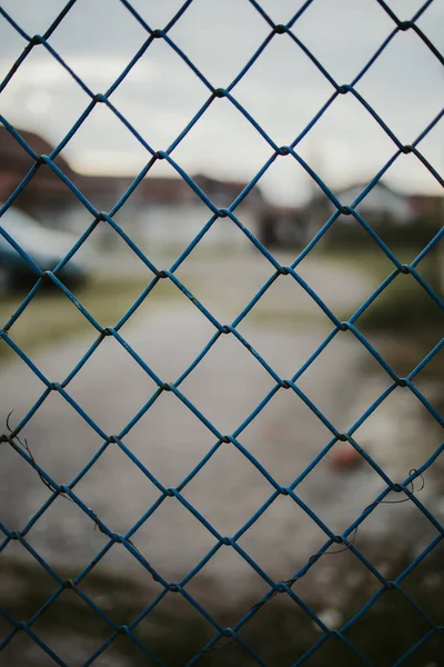 Een Close Shot Van Een Metalen Hek Met Gaas — Stockfoto