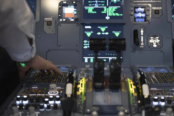 Ruka Pilota Letadla Který Mačká Tlačítko Kokpitu Komerčního Letového Simulátoru — Stock fotografie