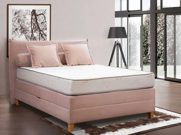 Yastıklı Lambalı Modern Pembe Beyaz Yataklı Güzel Bir Oda — Stok fotoğraf