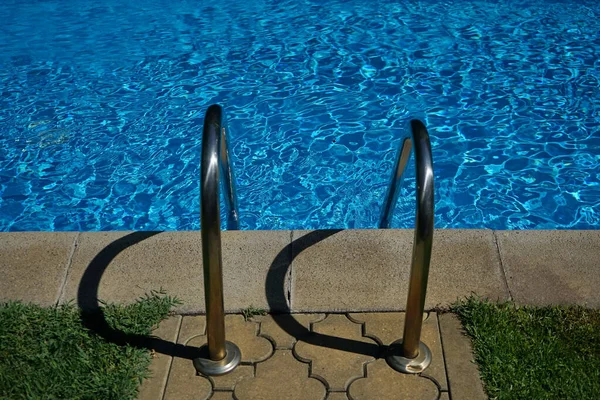 Gölgeli Bir Yüzme Havuzunun Paslanmaz Çelik Merdiven Açık Mavi Yansımalı — Stok fotoğraf