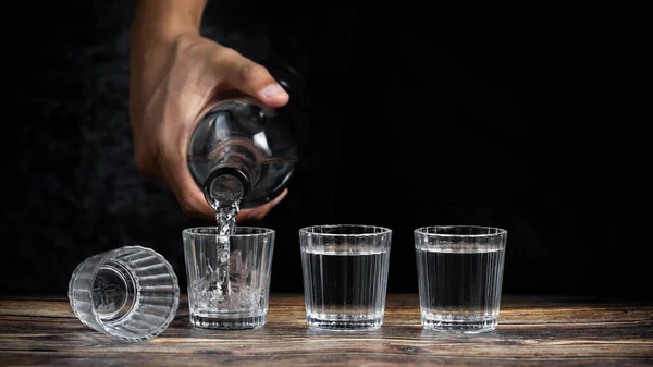 Barman Sirviendo Tequila Cuatro Tragos — Foto de Stock