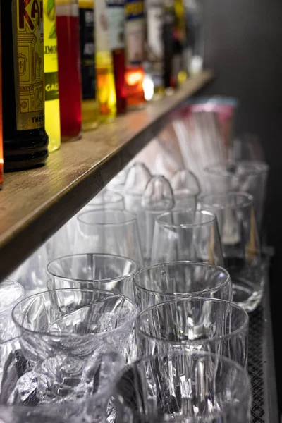 バーでのグラスの垂直ショット — ストック写真