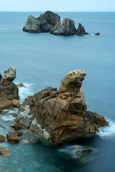 スペイン北部のライエンスウルロスと崖 日の出の海岸の絹のような水の風景 — ストック写真
