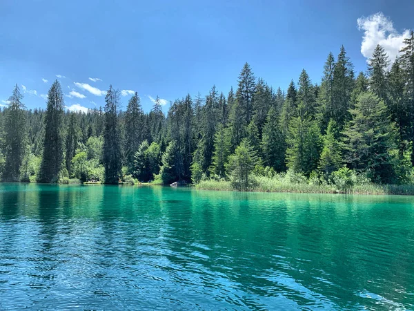 Uma Vista Hipnotizante Lago Cristalmente Claro Contra Céu Nublado Verão — Fotografia de Stock