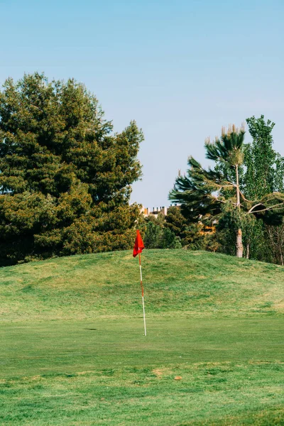 Uma Vista Campo Golfe Com Uma Bandeira Vermelha — Fotografia de Stock