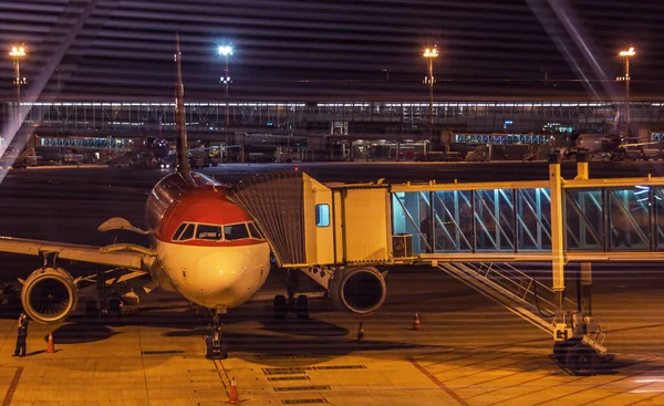 Pasażerowie Wysiadający Nocy Samolotu Przez Most Odrzutowy — Zdjęcie stockowe