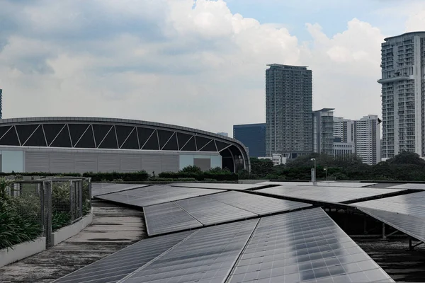 Las Filas Los Paneles Solares Contra Los Edificios Gran Altura —  Fotos de Stock