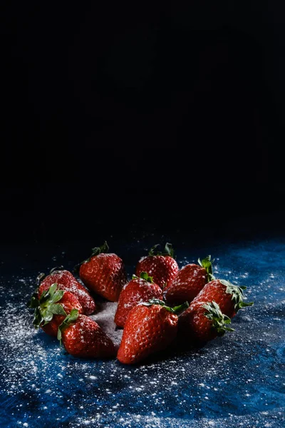 Ein Vertikaler Schuss Köstlicher Erdbeeren Mit Zucker Und Pulver — Stockfoto