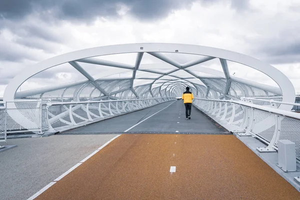 Una Vista Trasera Hombre Caminando Largo Netkous Groene Verbinding Puente — Foto de Stock