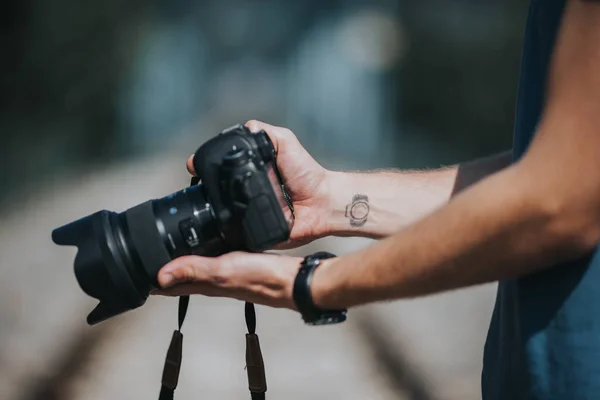 Brcko Bosnia Herzegovina Abr 2021 Jovem Com Tatuagem Segurando Câmera — Fotografia de Stock