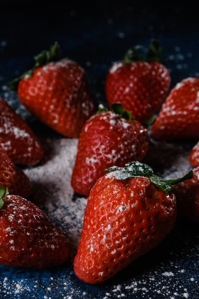 Disparo Vertical Deliciosas Fresas Con Azúcar Polvo — Foto de Stock