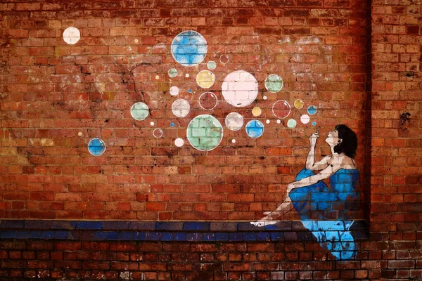 Μια Κοντινή Φωτογραφία Ενός Κοριτσιού Φυσάει Σαπουνόφουσκες Έναν Τοίχο Από — Φωτογραφία Αρχείου