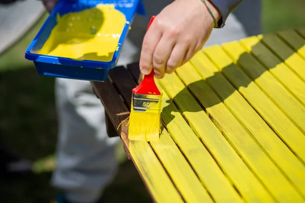 Een Close Shot Van Een Bouwvakker Schilderstuk Een Tafel Geel — Stockfoto