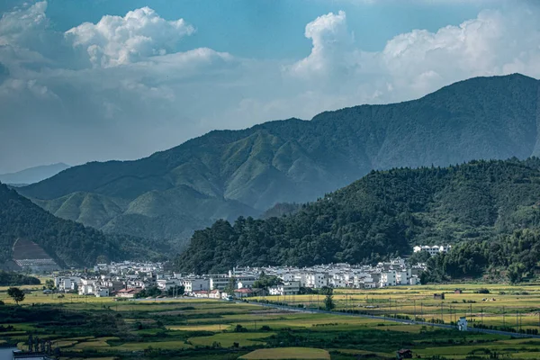 Uma Bela Vista Uma Aldeia Montanhosa Capturada Anhui China — Fotografia de Stock