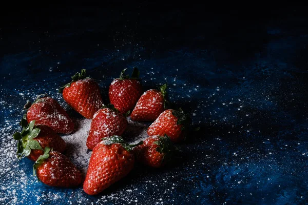 Eine Nahaufnahme Von Köstlichen Erdbeeren Mit Zucker Und Pulver — Stockfoto