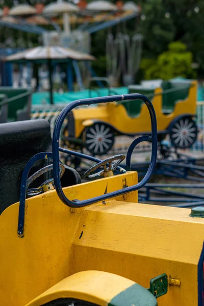 공원에 회전목마의 자동차 — 스톡 사진