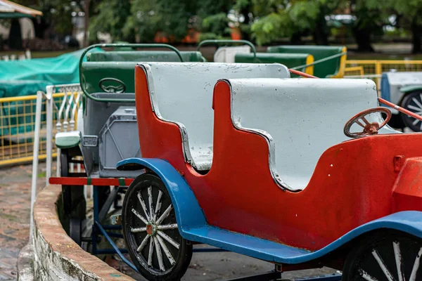 Carros Coloridos Carrossel Alegre Parque Diversões — Fotografia de Stock