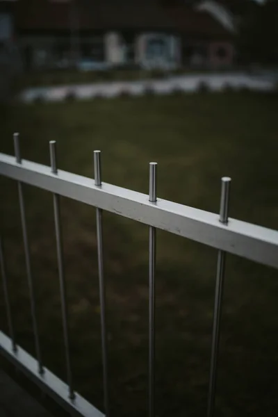 ぼやけた背景に金属製の門のクローズアップショット — ストック写真