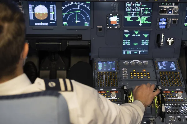 Ticari Uçuş Simülatörü Kalkışa Başlarken Pilot Ivme Kolunu Çalıştırıyor — Stok fotoğraf