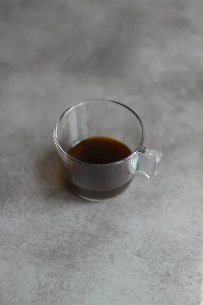 Вертикальный Снимок Маленькой Чашки Кофе Кухонном Столе — стоковое фото
