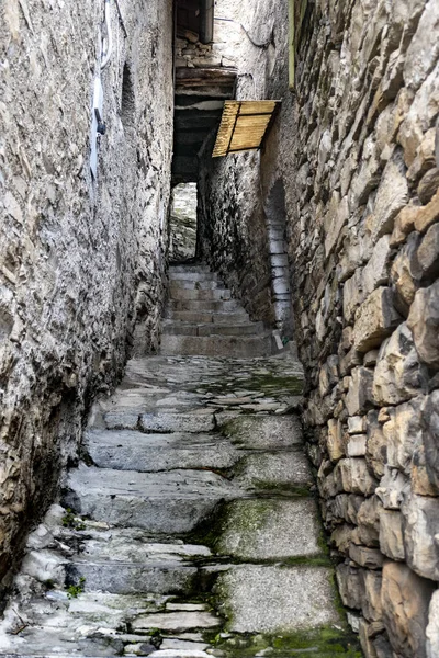 Вертикальный Снимок Старой Каменной Лестницы Возле Каменных Стен — стоковое фото