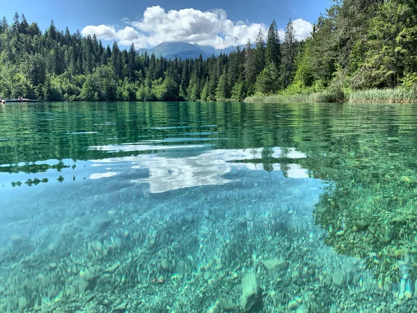 Působivý Pohled Křišťálově Čisté Jezero Proti Zamračené Obloze Létě — Stock fotografie