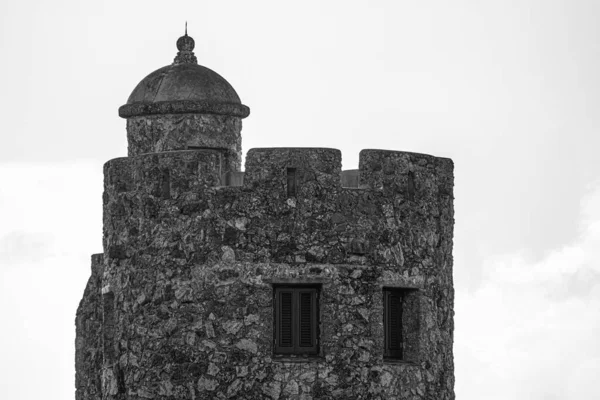 Grayscale Záběr Hrad Cabarrocas Kubě Pod Zataženou Oblohou — Stock fotografie