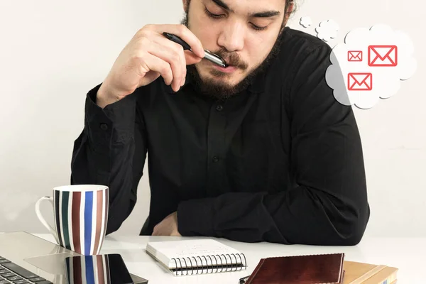 Close Jovem Judeu Tentando Pensar Algo Para Escrever Caderno — Fotografia de Stock